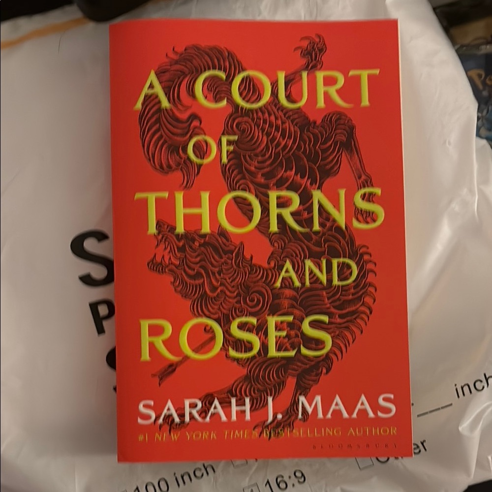 A Court of Thorns and Roses by - Red Cover